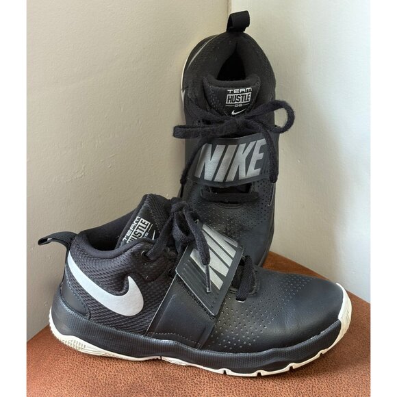 NIKE TEAM HUSTLE D8 KIDS' YOUTH SIZE 4Y BASKETBALL SPORT SNEAKERS BLACK SILVER - Picture 1 of 9